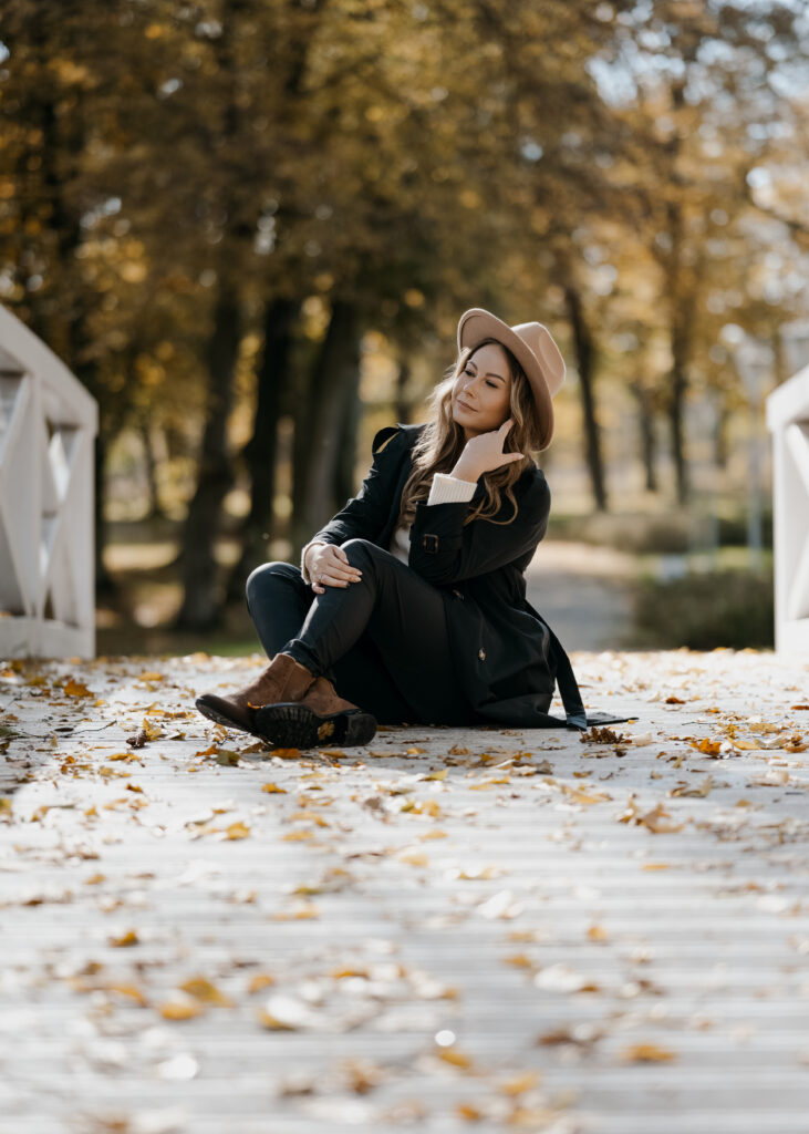 sesja kobieca plenerowa jesienna w parku magia kolorów naturalnie piekna jesieniara43