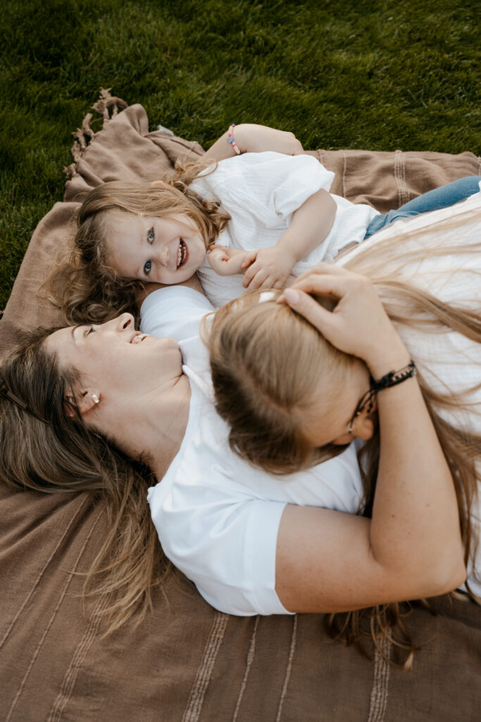 sesja rodzinna w ogrodzie radość dzieci blisko16